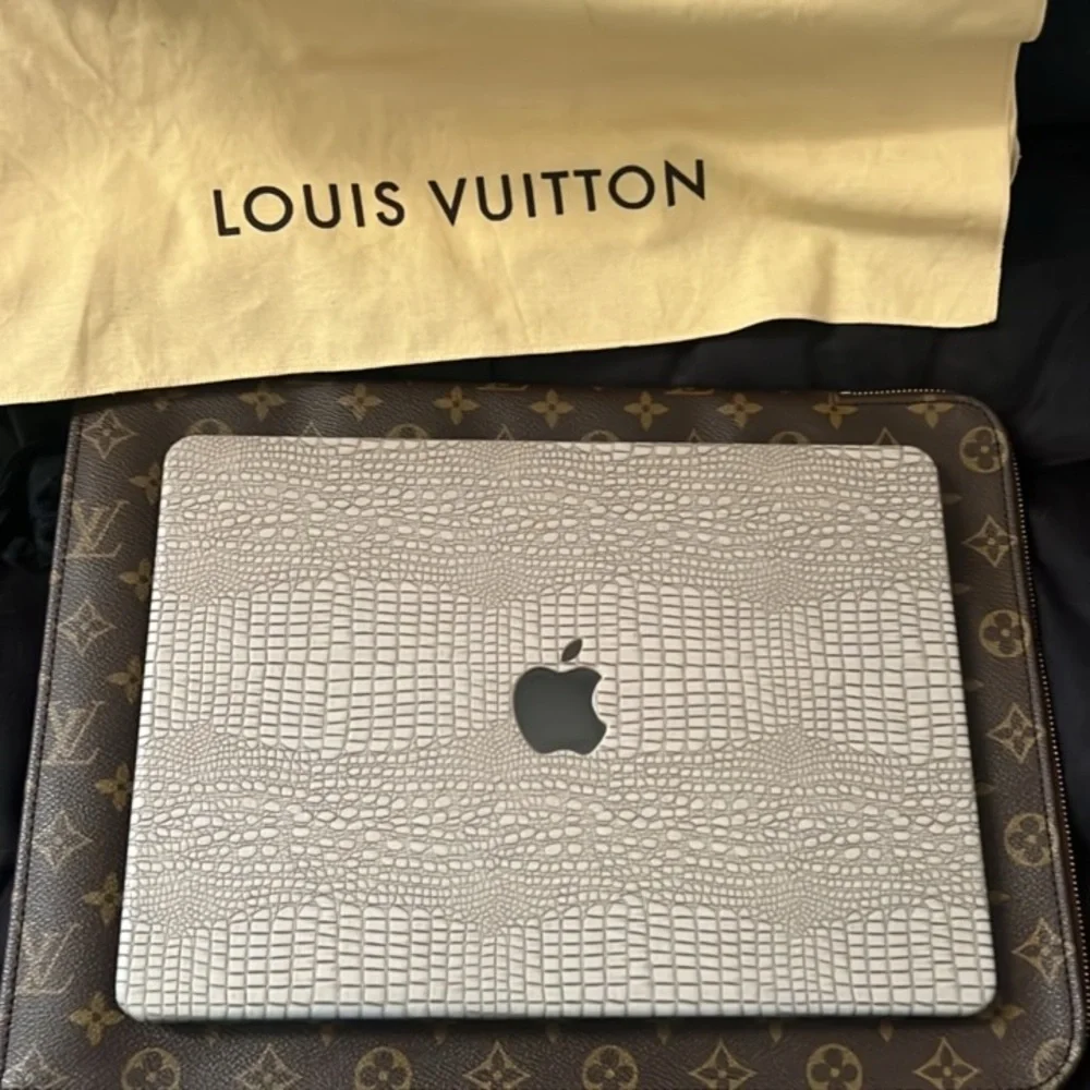 ♥️RARE ♥️LOUIS VUITTON DOCUMENT/LAPTOP HOLDER! GREAT CONDITION! 100% AUTHENTIC